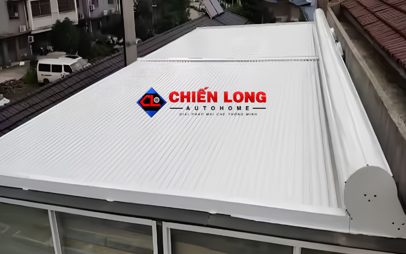 Hệ mái nhôm cuốn lắp phía trên giếng trời cầu thang