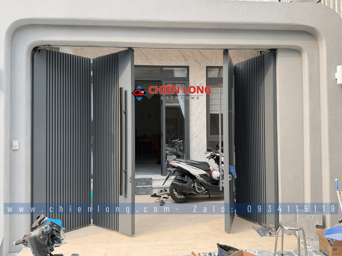 Cửa cổng xếp tự động 4 cánh cao cấp lắp đặt nhà phố hiện đại