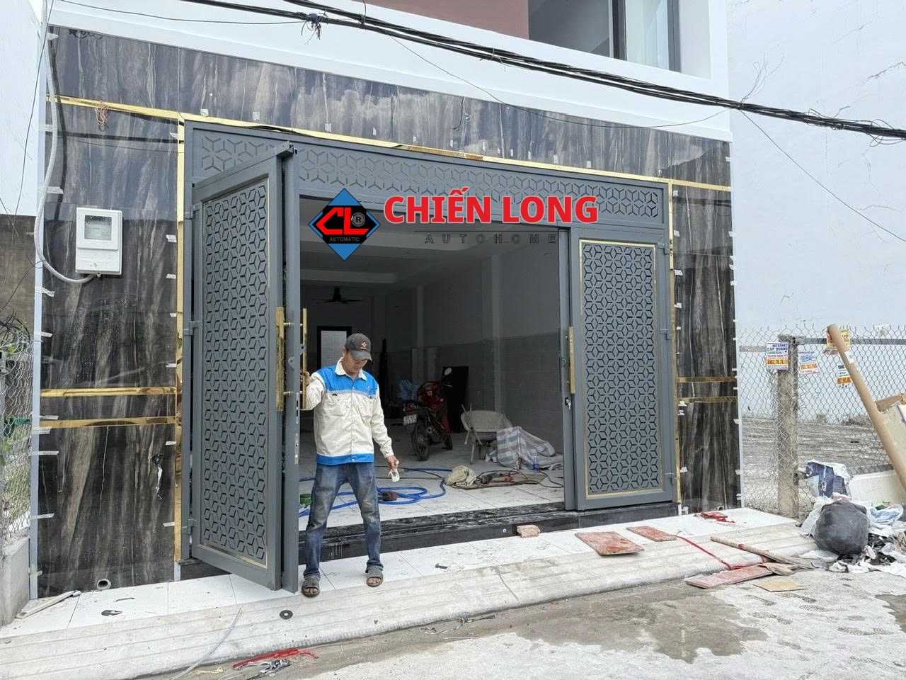 nhân sự Chiến Long đang kiểm tra góc mở của cửa trước khi bàn giao cho chủ nhà 