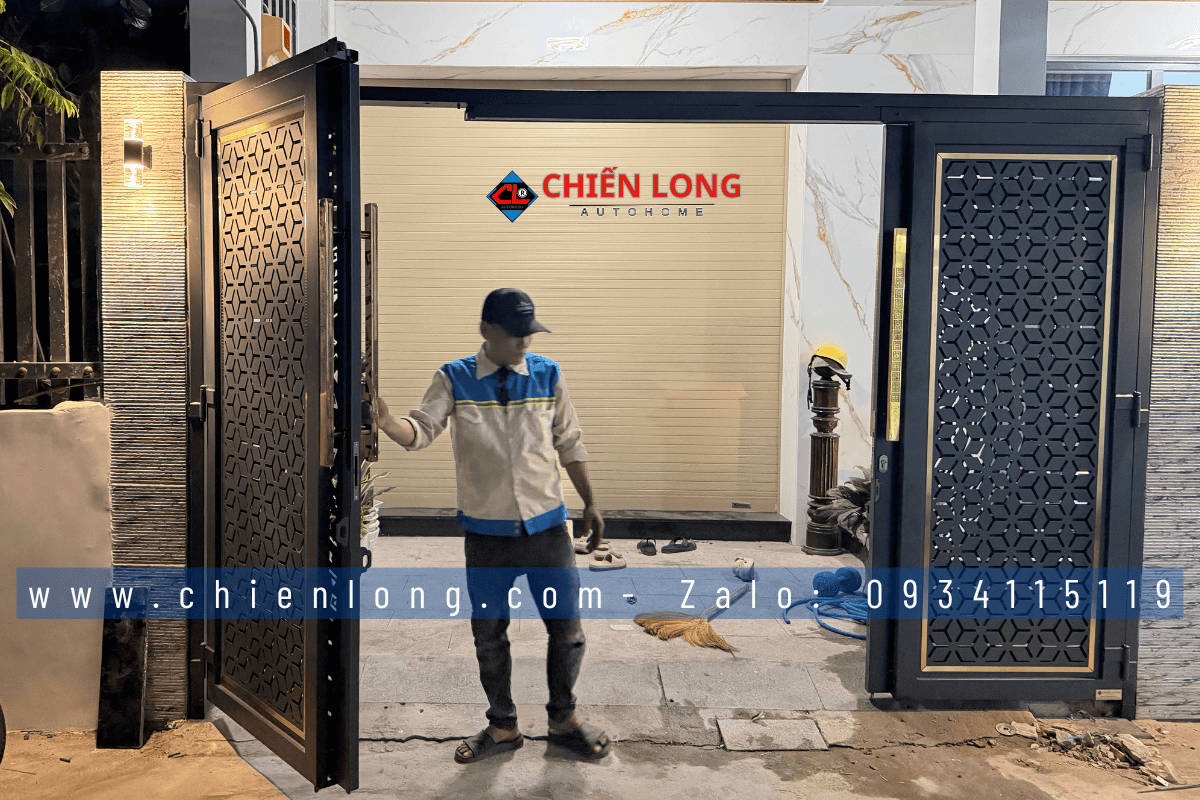 Cửa trượt quay CNC 4 cánh màu đen nhám viền vàng đồng tại Bình Thạnh