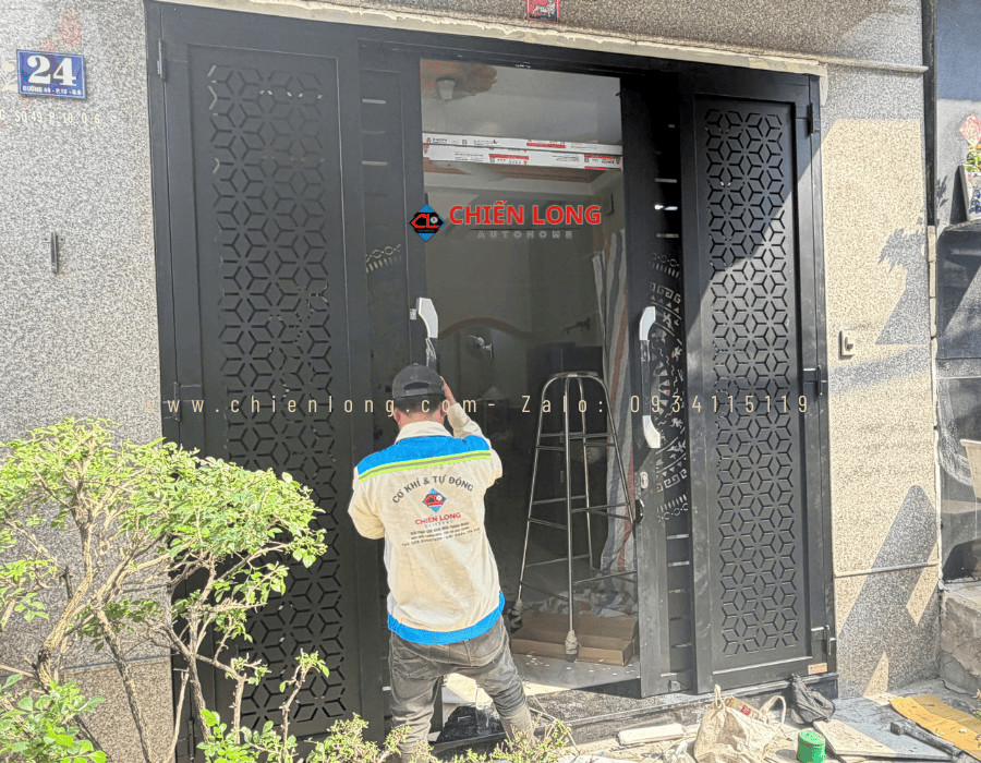 Cửa trượt quay CNC nhà phố thiết kế trống đồng hoa tuyết hiện đại tại Quận 6