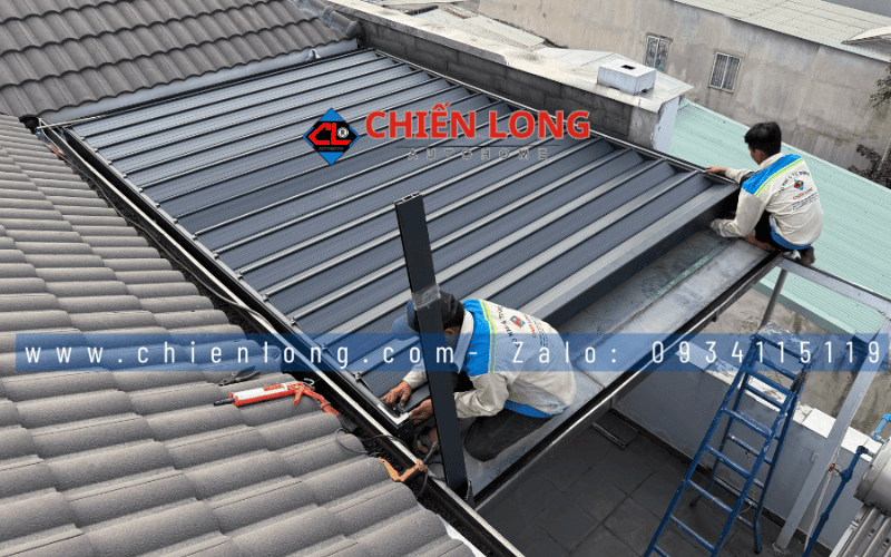 Đội thợ Chiến Long Autohome thi công mái nhôm xếp trượt Ziczac phía trên mái kính.