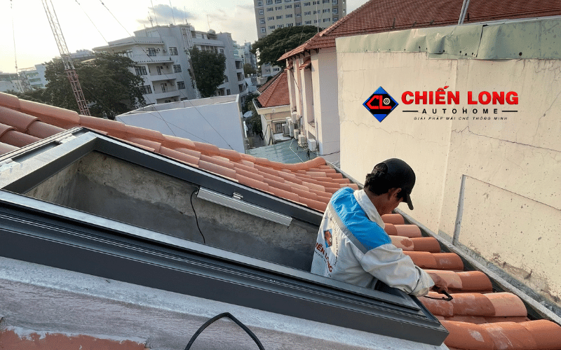 Giếng trời lật úp tự động nhìn dọc theo mái ngói trong quá trình lắp đặt