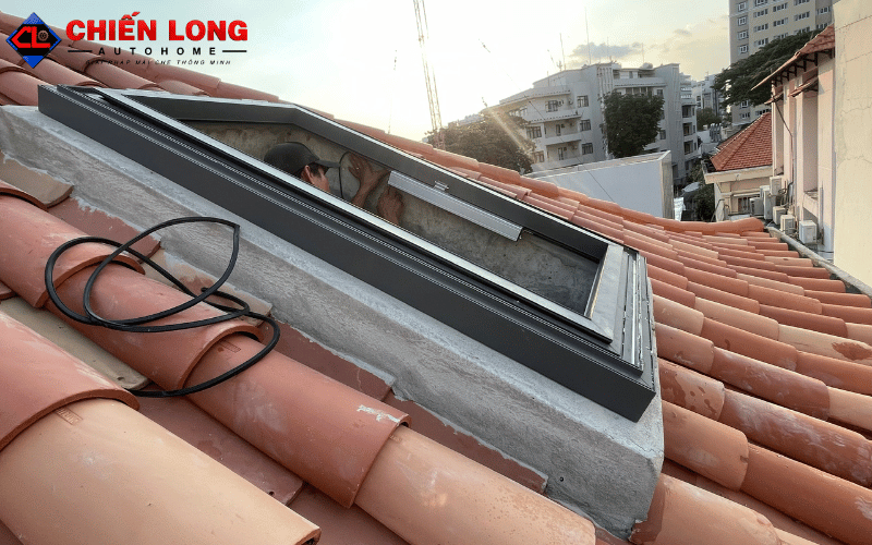 Giếng trời lật úp tự động mở hé trên mái ngói đỏ