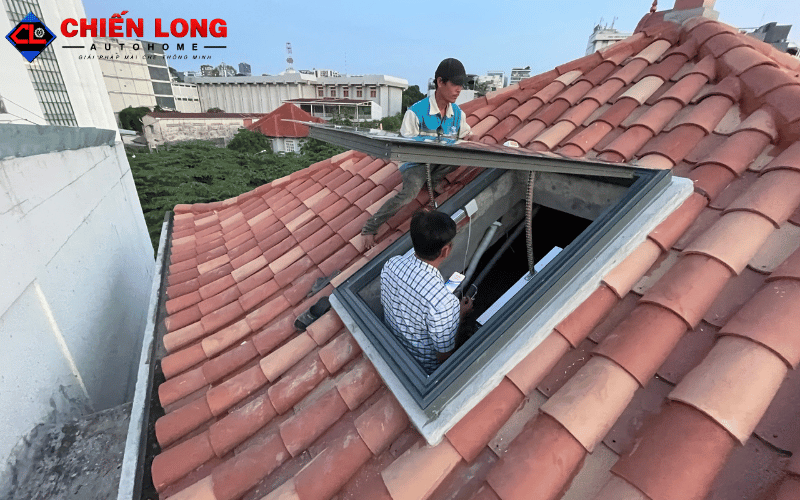 Toàn cảnh giếng trời lật úp đang mở trên mái ngói đỏ