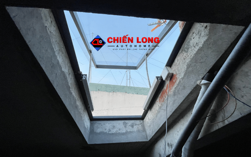 Giếng trời kính lật úp đang mở nhìn từ bên trong nhà lên