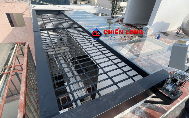 Góc nhìn dọc khung giếng trời lùa với cánh kính và các thanh bảo vệ