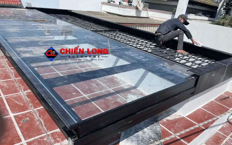 Cánh kính giếng trời lùa tự động trong khung nhôm màu xám