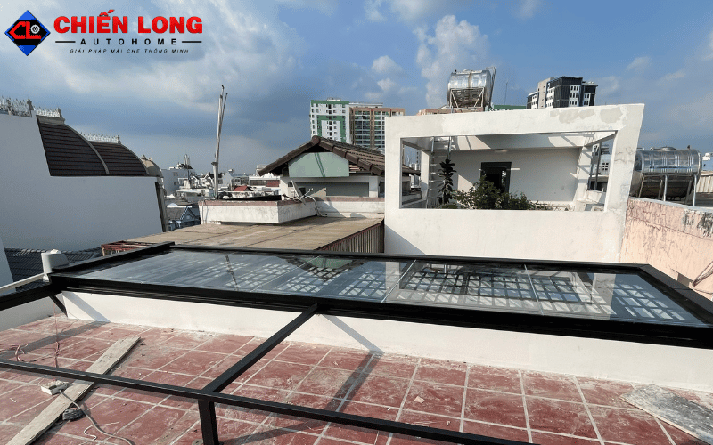 Giếng trời lùa tự động khung xám lắp trên sân thượng lát gạch đỏ