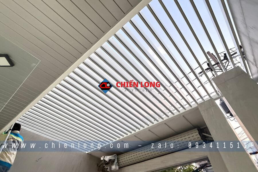 thi công mái nhôm xếp lật thực tế tại TP HCM