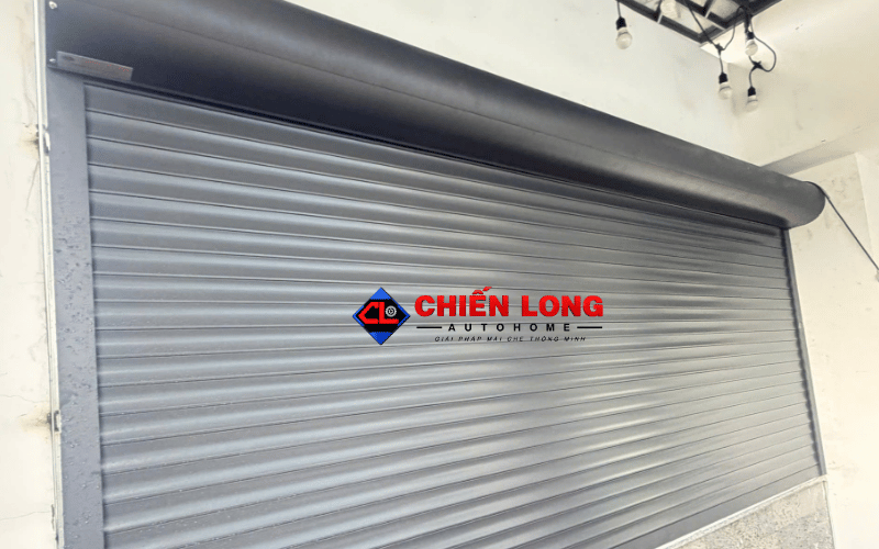 Góc chụp nghiêng chi tiết mái nhôm cuốn tự động Chiến Long khi đang đóng tại ban công.