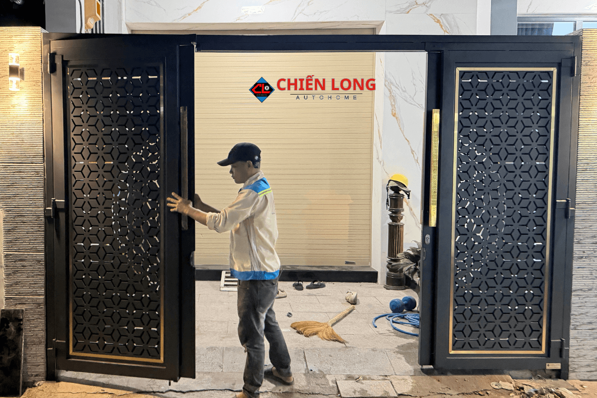 Chi tiết hoa văn trống đồng cắt CNC sắc nét trên cửa sắt cao cấp