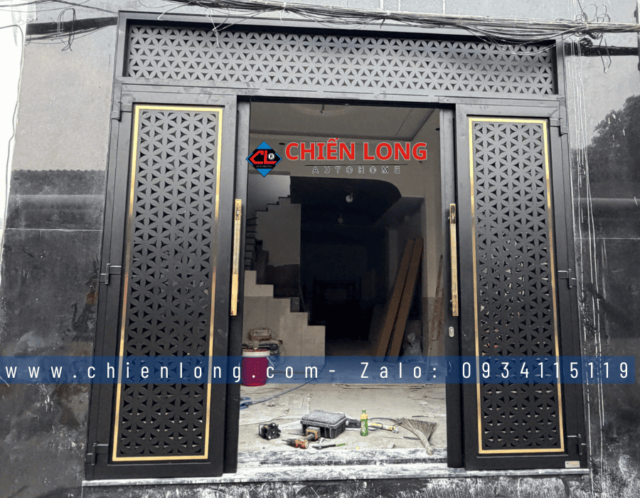 Hoa văn CNC hình học tổ ong trên cửa sắt trượt quay cao cấp