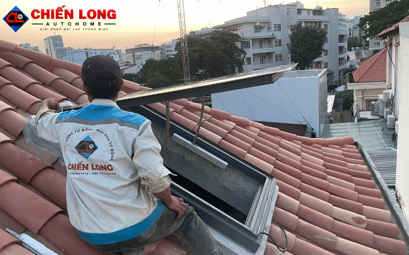 Kỹ thuật viên hoàn thiện lắp đặt giếng trời lật úp trên mái ngói