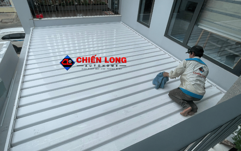 Kỹ thuật viên vệ sinh bề mặt mái nhôm xếp lật tại công trình Đồng Nai