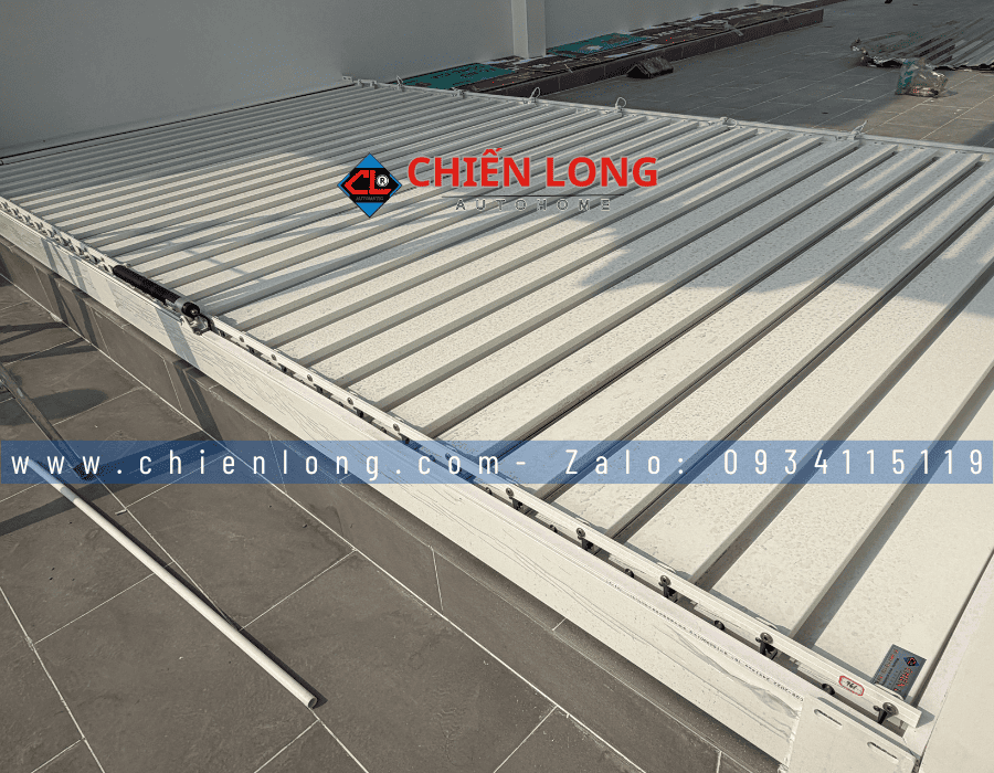 Kết cấu khung mái nhôm xếp lật tự động chắc chắn cho giếng trời biệt thự