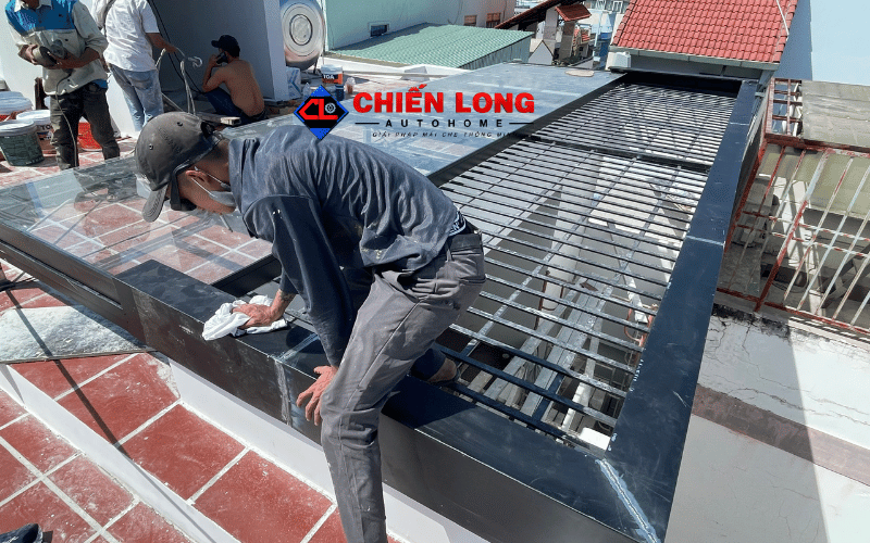 Kỹ thuật viên kiểm tra mép khung giếng trời lùa tự động