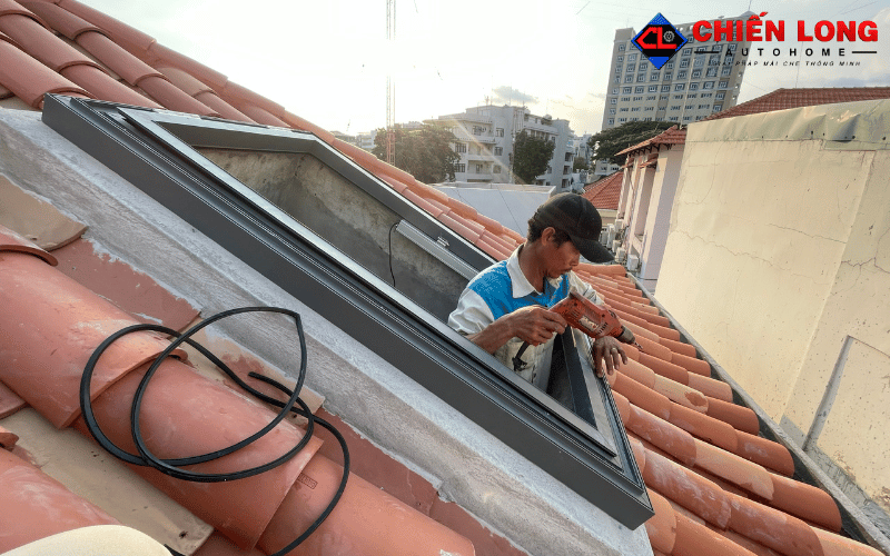 Kỹ thuật viên kiểm tra giếng trời lật úp tự động khi cánh mở một phần