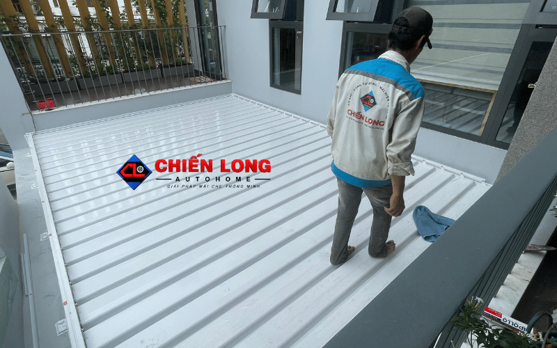 Kỹ thuật viên kiểm tra hệ mái nhôm xếp lật màu trắng tại Đồng Nai