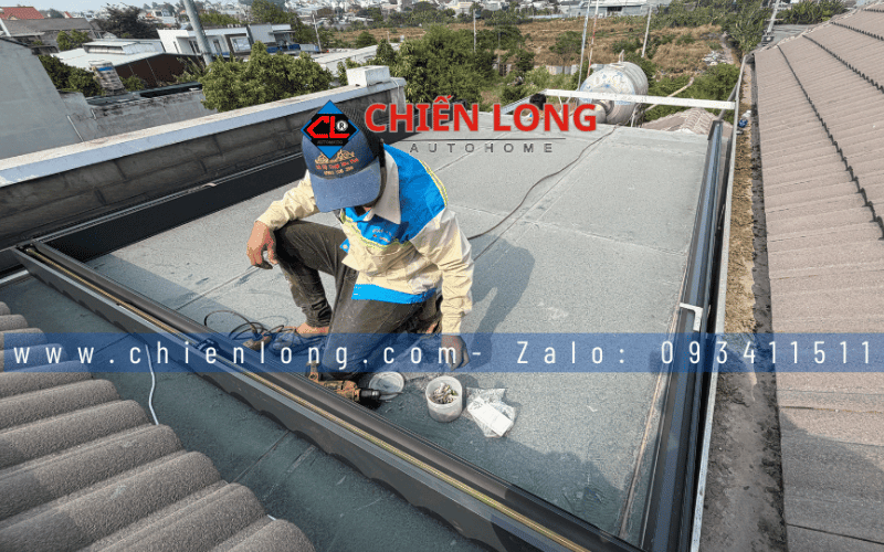 Kỹ thuật viên thi công tại góc khung mái nhôm Ziczac trên mái kính hiện hữu