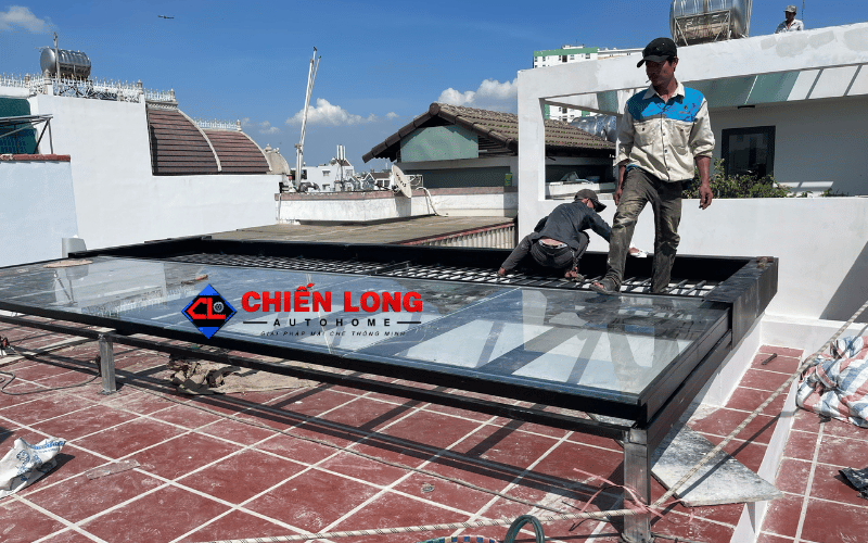 Kỹ thuật viên lắp đặt giếng trời kính lùa tự động trên sân thượng