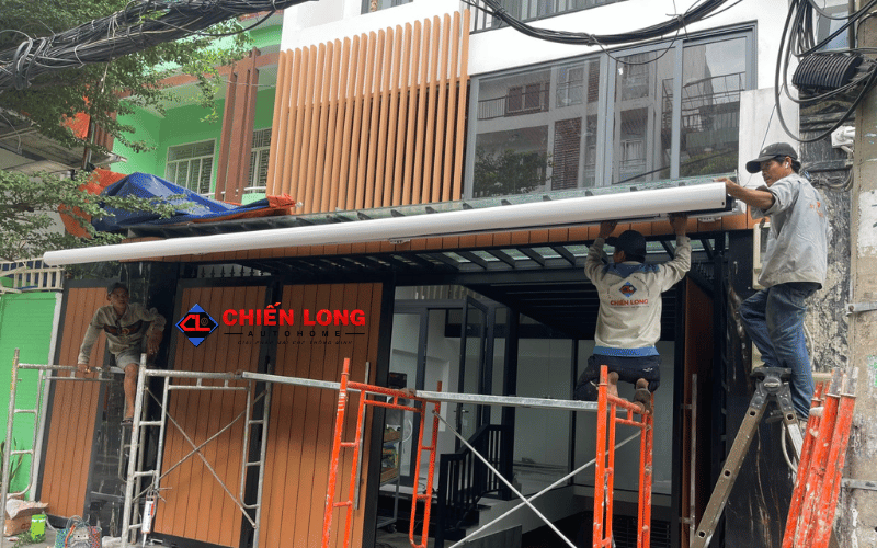 Lắp đặt hộp mái hiên tự động màu trắng phía trên mái kính tại Tân Bình