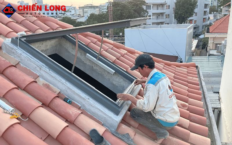 Lắp đặt khung và cơ cấu nâng cánh giếng trời lật úp trên mái ngói