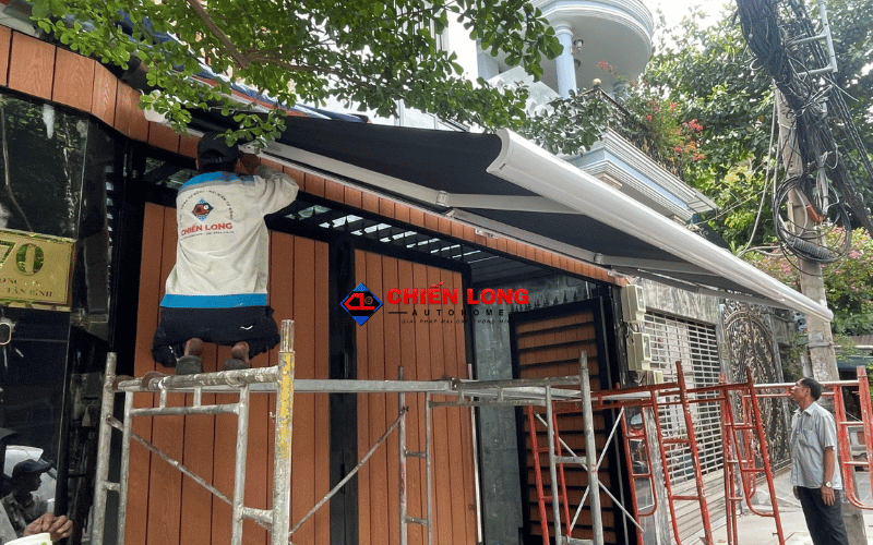 Thi công mái hiên tự động nhìn từ bên hông mặt tiền nhà tại Tân Bình