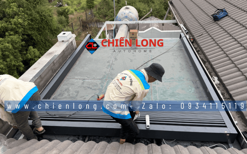 Lắp đặt cụm nan mái nhôm Ziczac tại một đầu khung mái kính