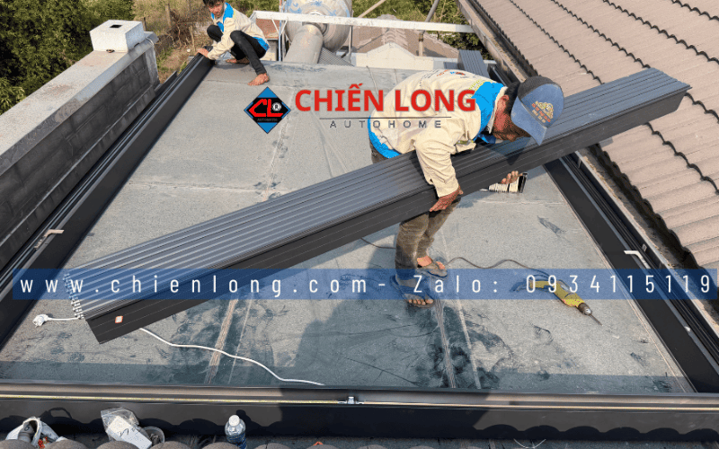 Kỹ thuật viên đưa thanh nhôm vào vị trí lắp mái xếp trượt Ziczac