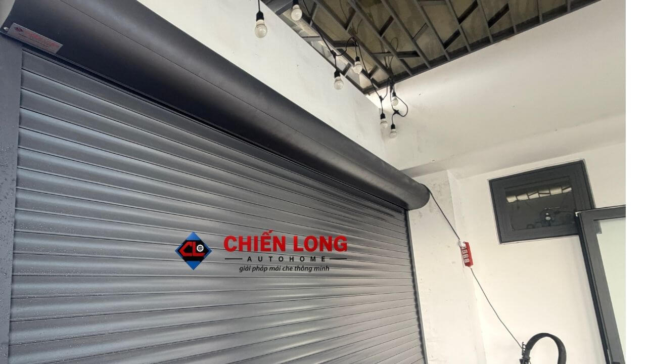 Lắp đặt mái nhôm cuốn dạng đứng tại TP.HCM