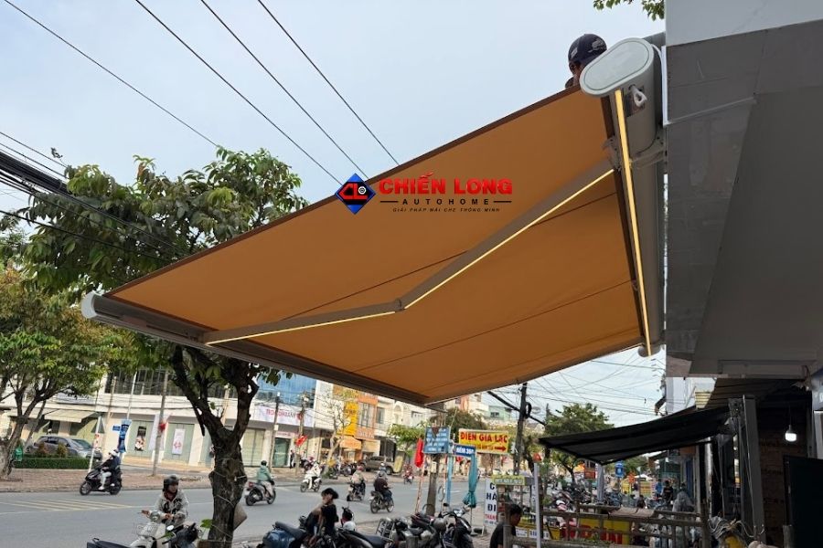 Toàn cảnh mái hiên che nắng tự động nhập khẩu lắp đặt thực tế tại công trình Chiến Long.