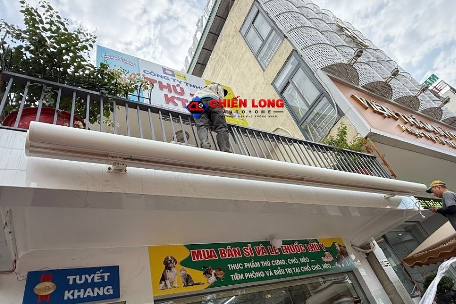 Thi công mái hiên hộp kín tại mặt tiền cửa hàng