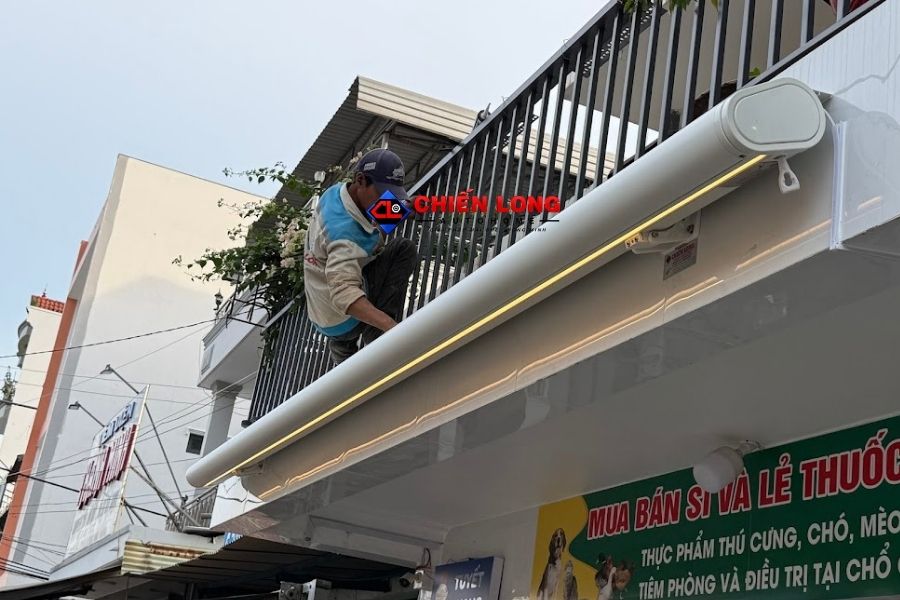 Hộp mái hiên màu sáng lắp phía trên mặt tiền cửa hàng