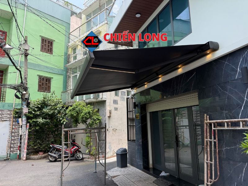  Mái hiên tự động gồm các bộ phận như hệ khung đỡ, mái bạt, motor cuốn