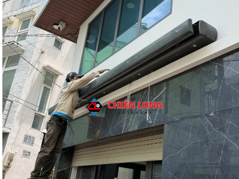 Mái hiên tự động cao cấp lắp đặt cho biệt thự quán cafe sang trọng