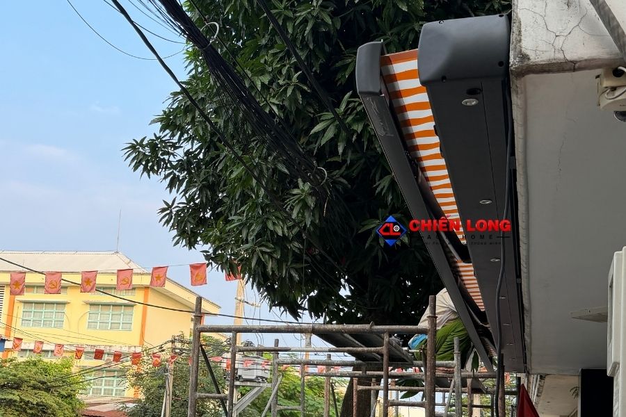 Hình ảnh thực tế mái hiên DQA lắp đặt tại biệt thự hiện đại.