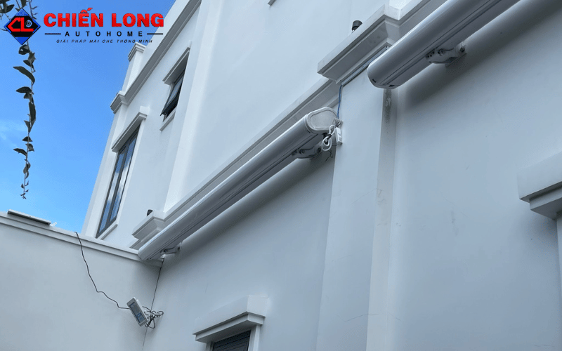 Nhiều bộ mái hiên tự động thu gọn dọc tường nhà tại công trình Long An