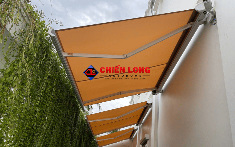 Các bộ mái hiên tự động vải vàng che lối đi bên hông nhà tại Long An