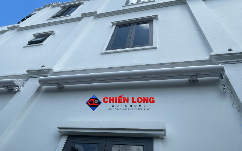 Hộp mái hiên tự động màu bạc lắp sát tường phía trên cửa sổ tại Long An