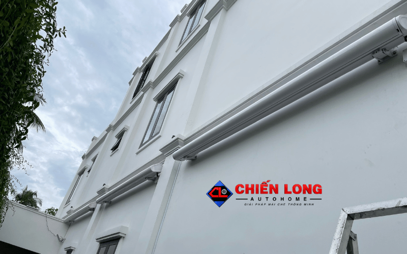Dãy mái hiên tự động thu gọn trên tường bên hông ngôi nhà tại Long An
