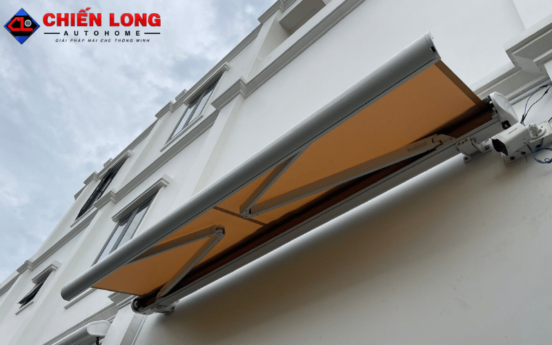 Mái hiên tự động vải vàng mở một phần tại công trình Long An