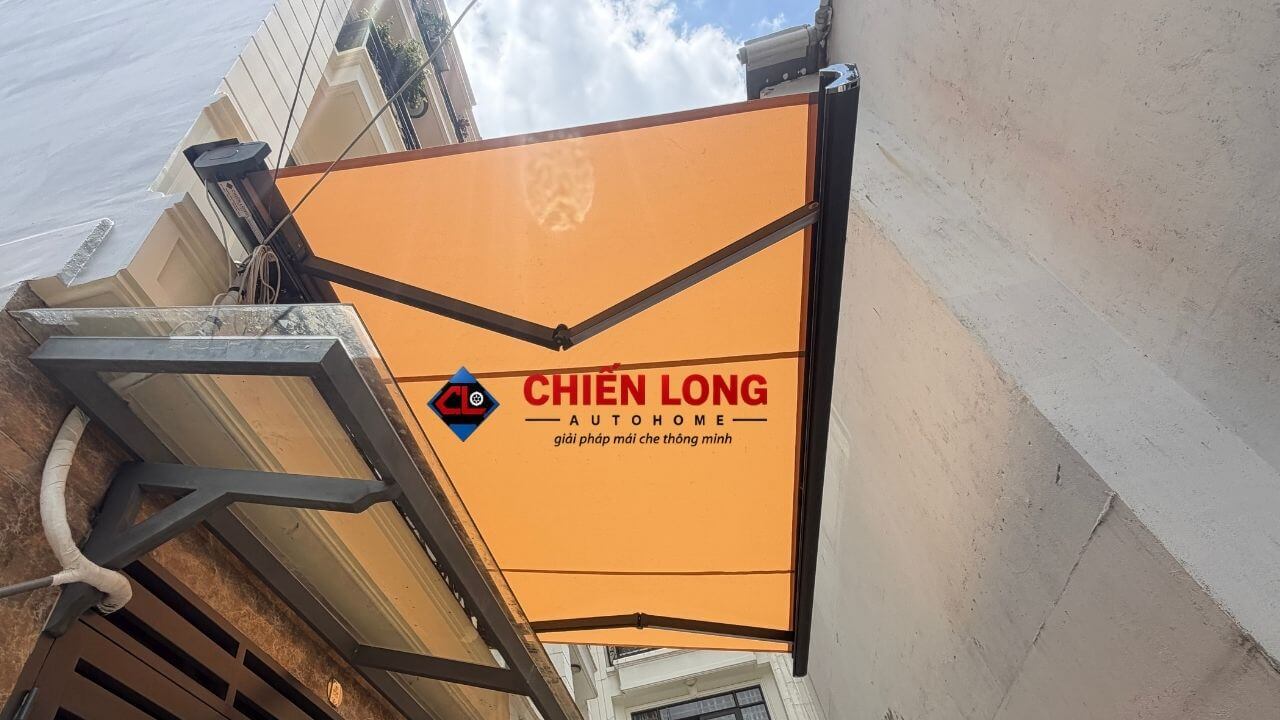 Mái hiên màu cam che nắng mặt tiền nhà phố tại TP.HCM
