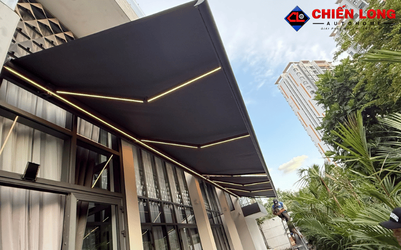 Đèn LED ánh sáng vàng tích hợp trên tay đỡ mái hiên tại công trình Ngọc Trinh