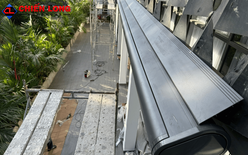 Cận cảnh hộp mái hiên tự động khi thu gọn tại công trình Ngọc Trinh