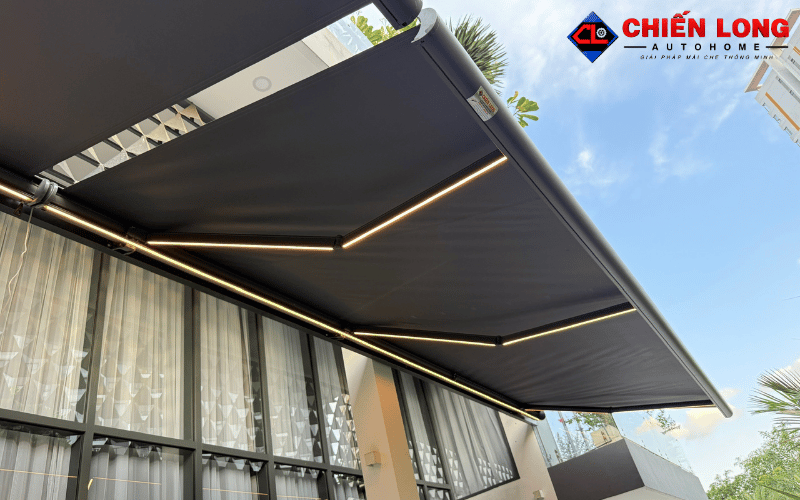 Mái hiên tự động vải xám đậm khi mở rộng tại công trình Ngọc Trinh