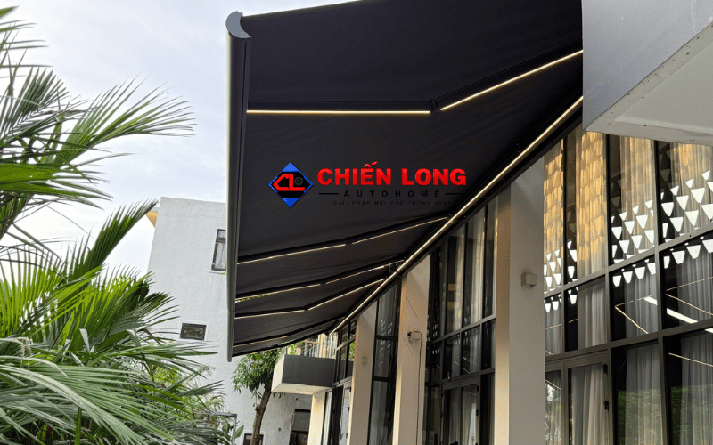 Mái hiên tự động lắp áp tường phía trên cửa kính tại công trình Ngọc Trinh