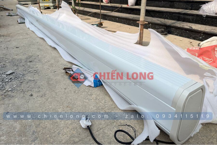 Mái hiên nhôm màu trắng mờ