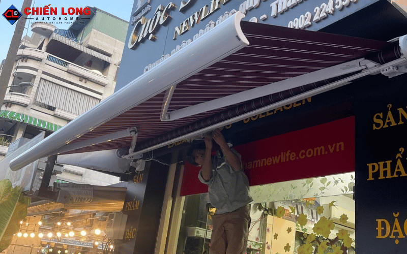 Tay đỡ màu trắng bên dưới mái hiên tự động vải sọc tại công trình Quận 10