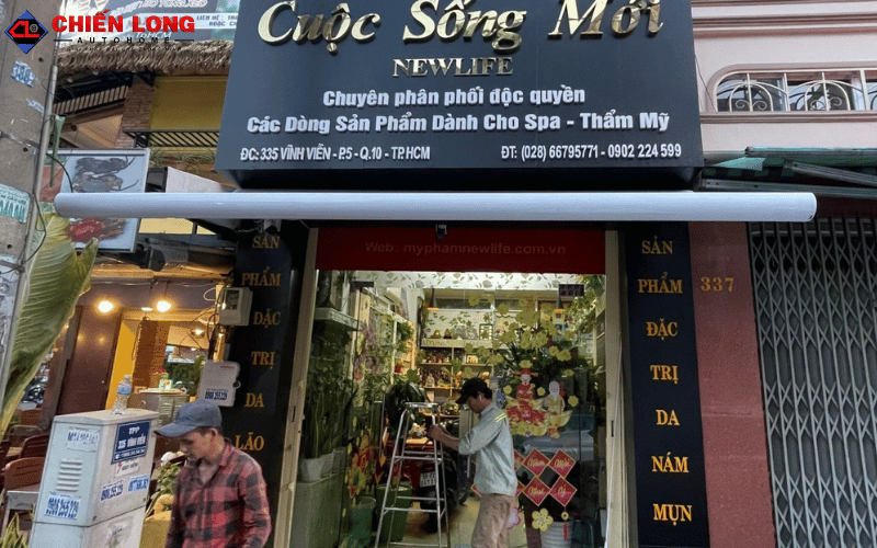 Mặt tiền cửa hàng Cuộc Sống Mới tại Quận 10 khi mái hiên tự động gần thu hết
